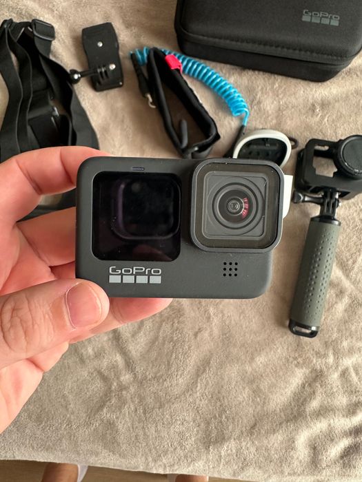 GoPro 9 black с допълнителни батерии и аксесоари.