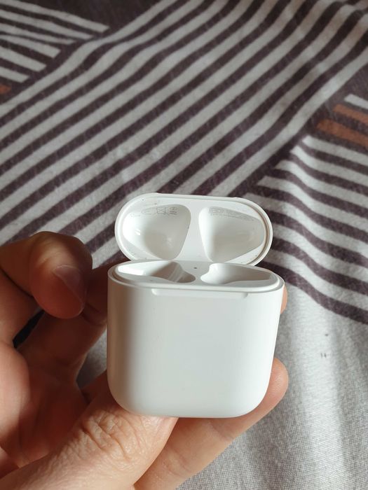 Продам оригинальный кейс от airpods 2.1