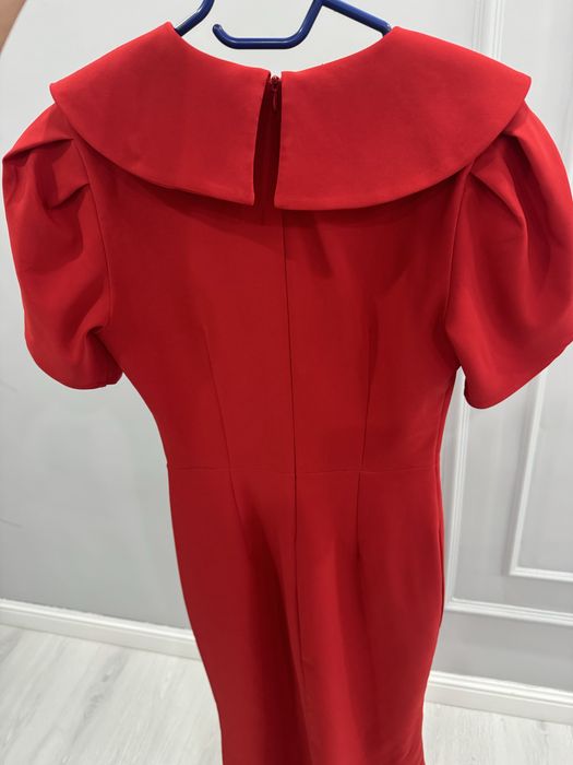 Элегантное красное платье миди