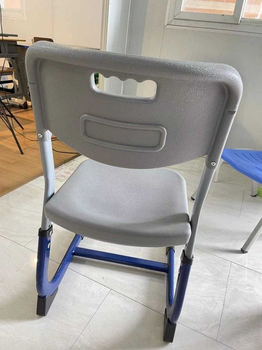 Парта школьная с двумя стульями