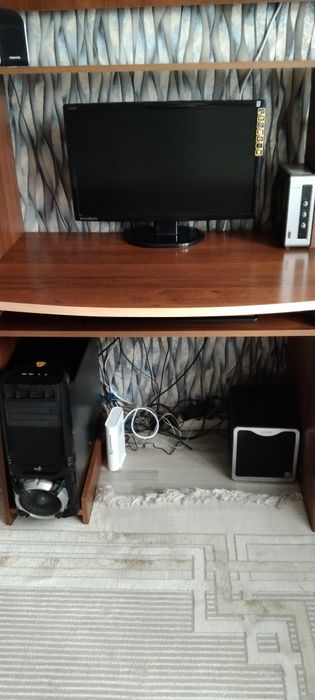 Продам компьютерный стол вместе с компьютером