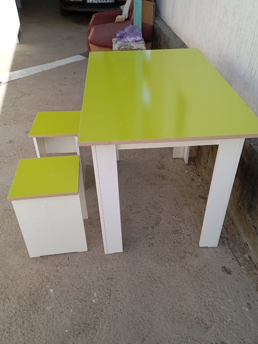 Стол с  четырьмя табуретками