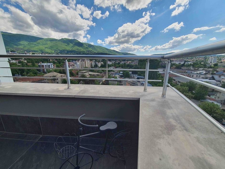 Продавам тристаен