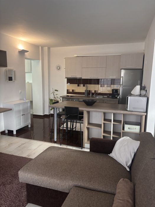 Inchiriez apartament + loc de parcare