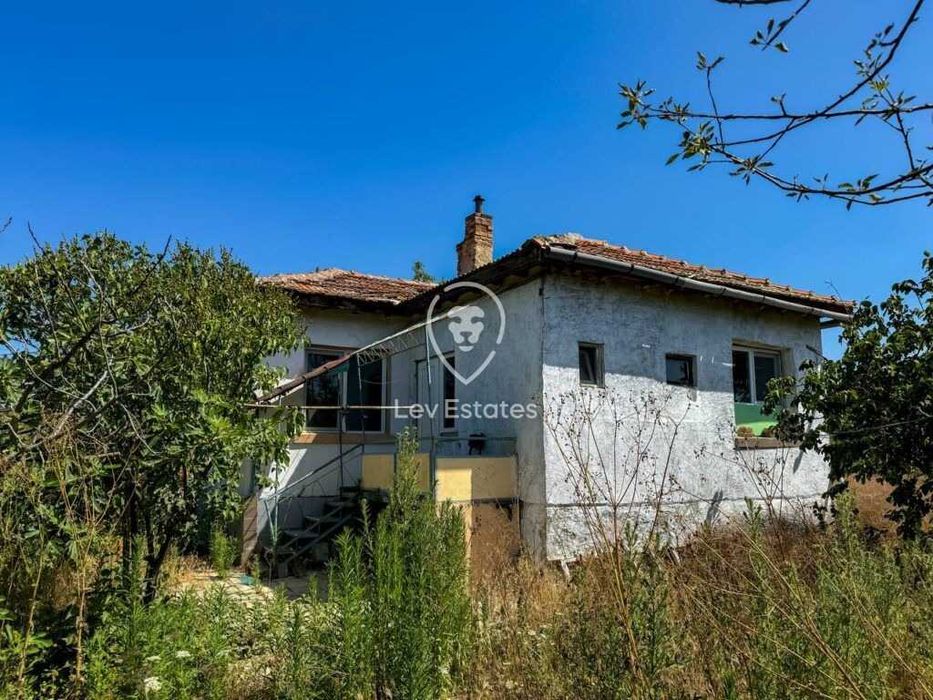 Едноетажна къща с започнат ремонт в село Аспарухово, област Бургас