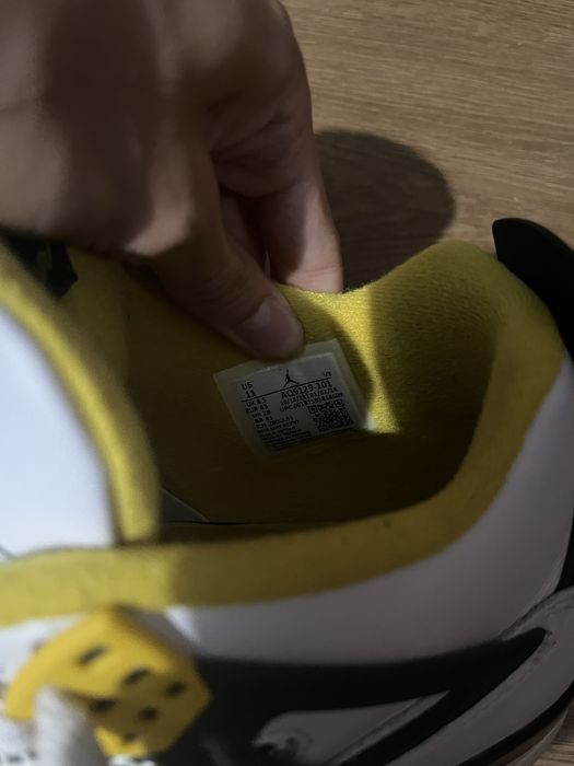 Adidasi jordan 4 vivid sulfur