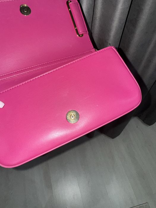 Дамска Чанта на Love moschino