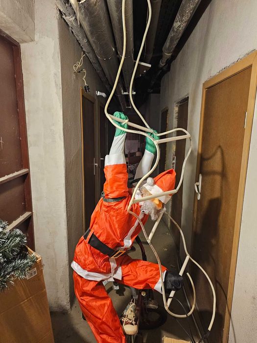 Дядо коледа на стълба 180cm и голяма снежинка 55см. светещ маркуч