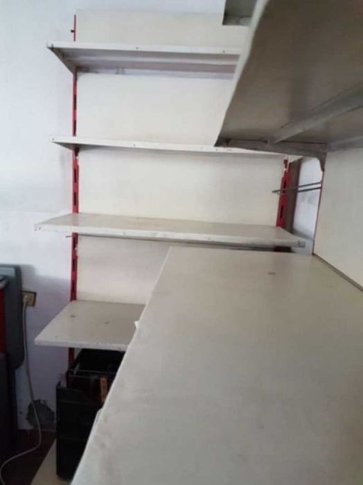 Прадавам два метални стилажа.