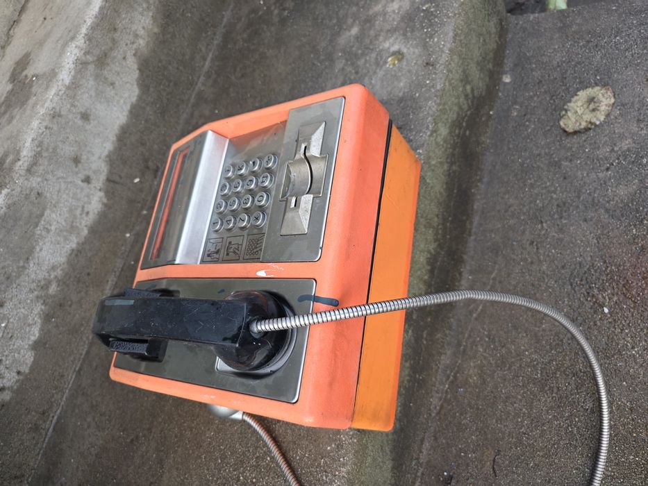 Telefon public vechi pentru colectionari