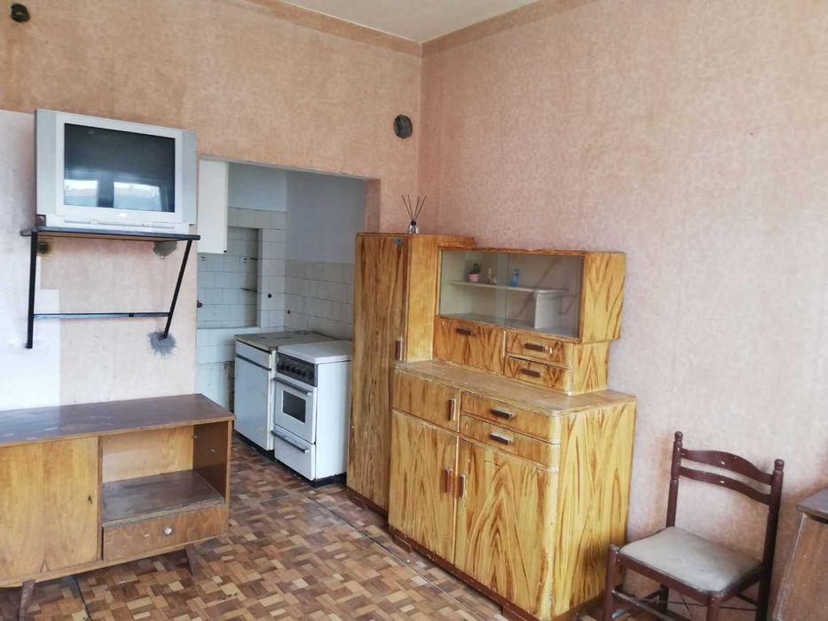 Mонолитна къща близнак в широкия център на гр. Казанлък, под Полицията