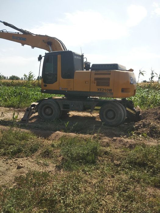 XCMG  XE210W Eqsqavator