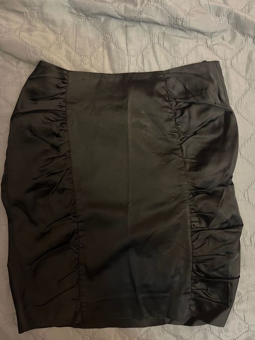 Къса черна прилепнала пола