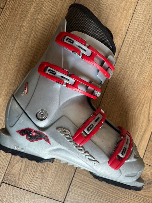 Продам ботинки лыжные