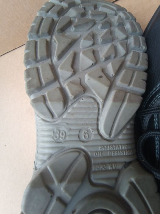 Продавам 3 Чифта Работни обувки  с метално бомбе