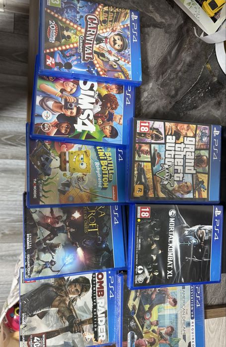 Продавам PlayStation 4 Pro + 8 игри в отлично състояние!