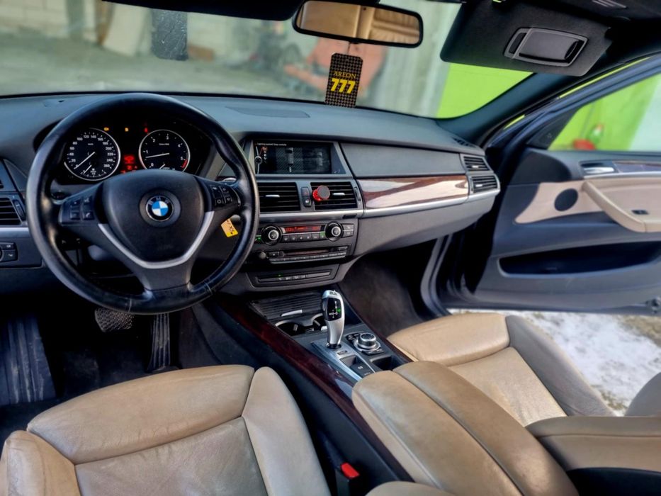 Vând BMW X5 din 2011 motorizare de 3000 diesel 
Dotări Faruri bi xenon