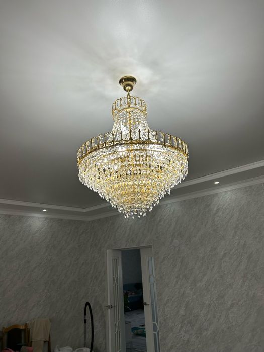 Продаю люстры цены разные