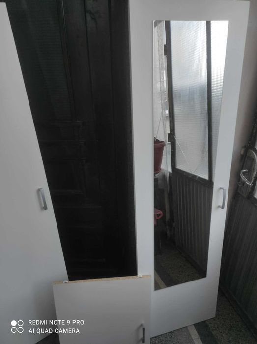 трикрилен гардероб с плъзгащи врати и огледало и надстройка