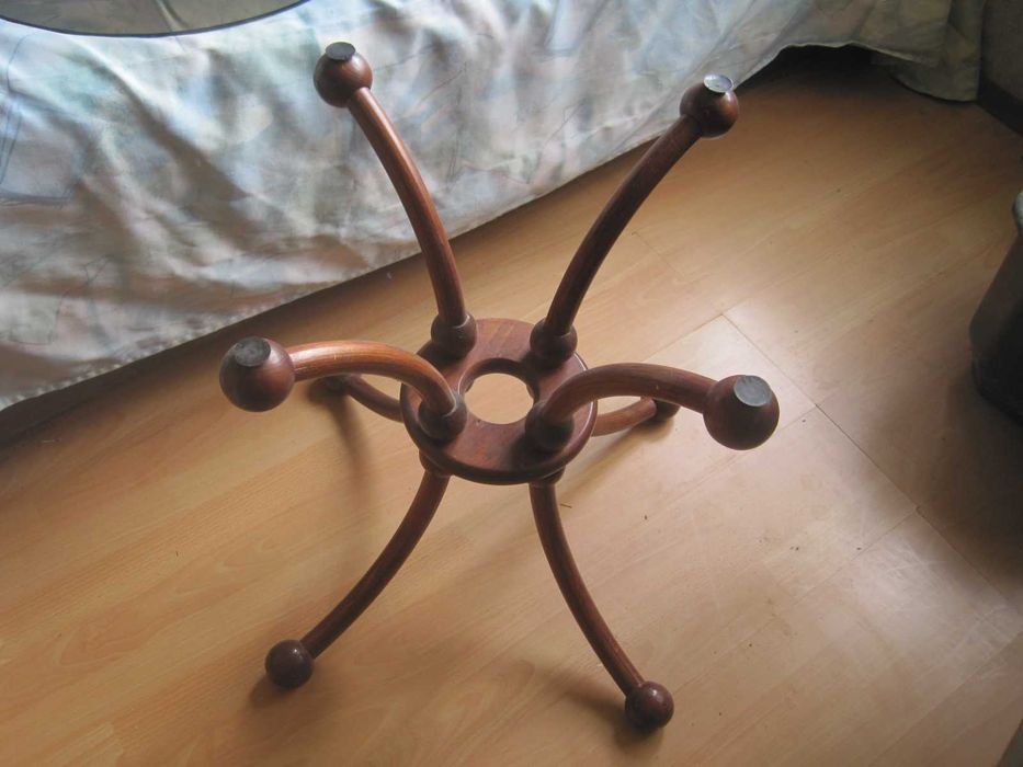 Холна маса от дърво и стъкло. Височина 57 см, диаметър на стъклото 60 см. Стъкло на ластици.