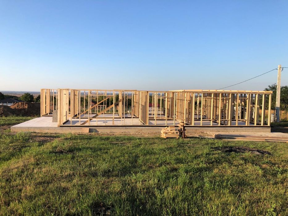 Execut case pe structura de lemn