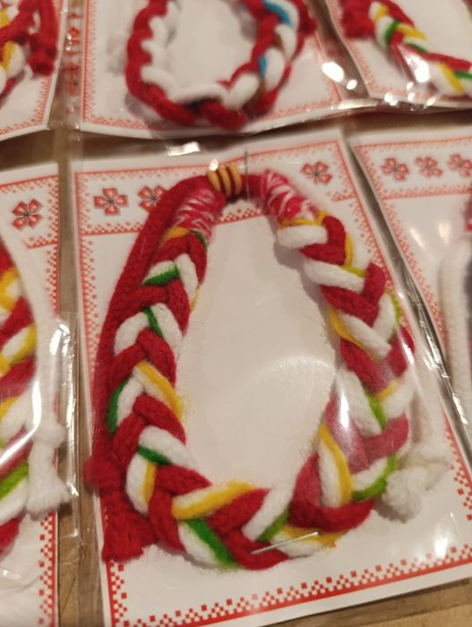 Мартеници гривни плетени