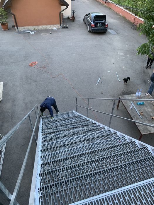 Scari zincate la cheie -cu montaj inclus in toata tara