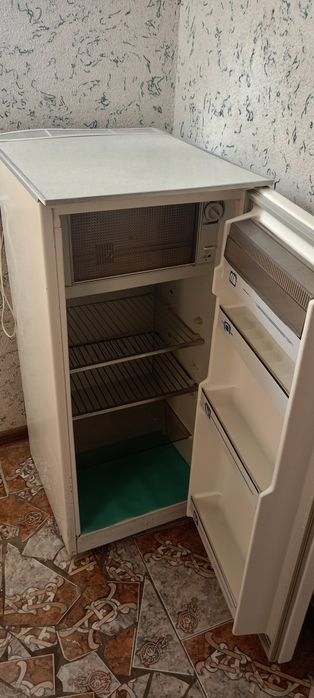Холодильник сотилади