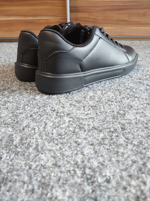 Pantofi sport,ca noi