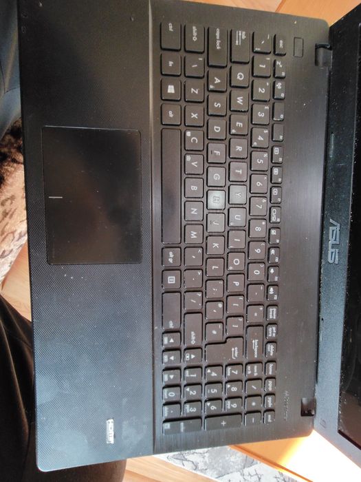 Vînd displei și tastatura .gard 500g model asus x551c