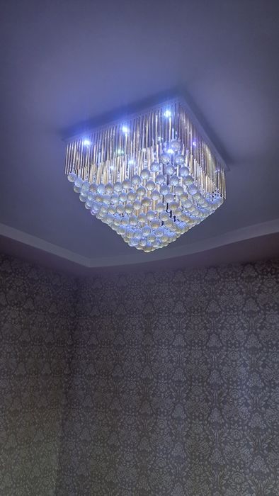 Люстра сотилади  ишлайди лампочкалари билан пульти и флешкаси билан