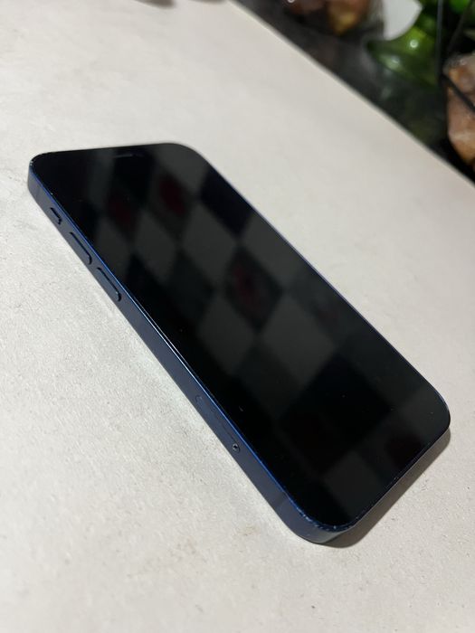 Продам iPhone 12 на 64 ГБ