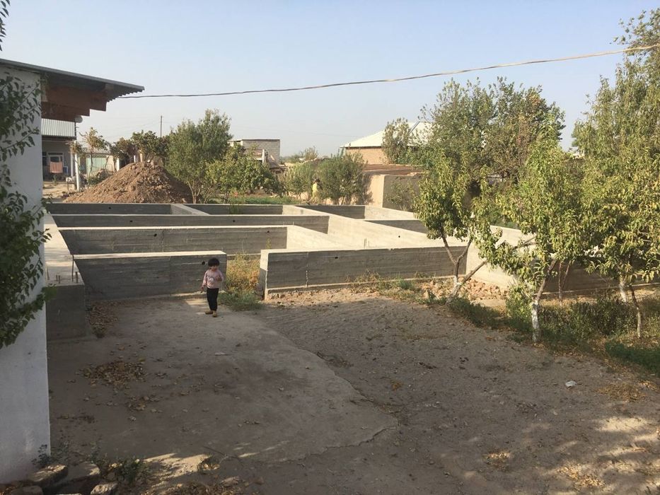 Ер учаскаси сотилади свет сув борган 7 хона уй учун фундамент