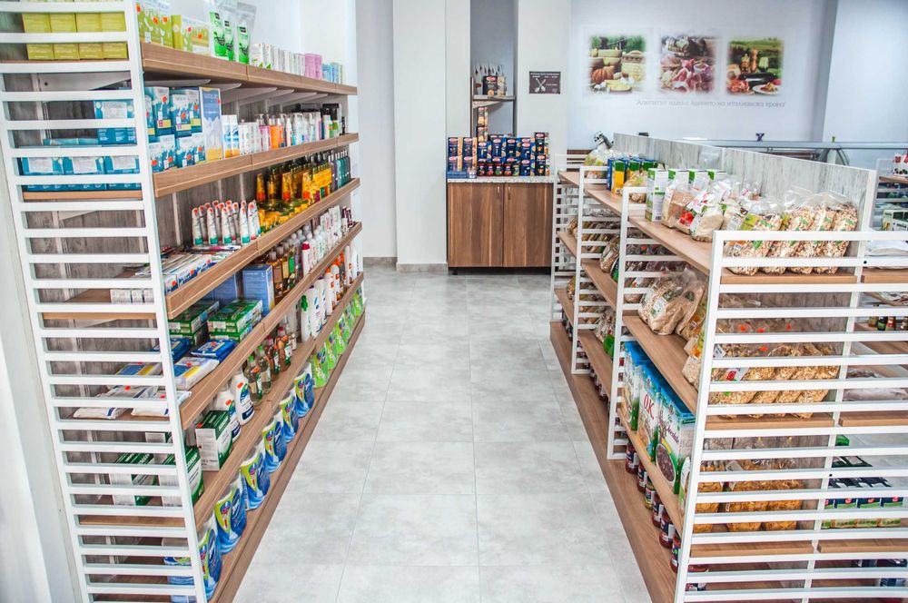 Дизайнерски рафтове/стелажи за магазин Бургас