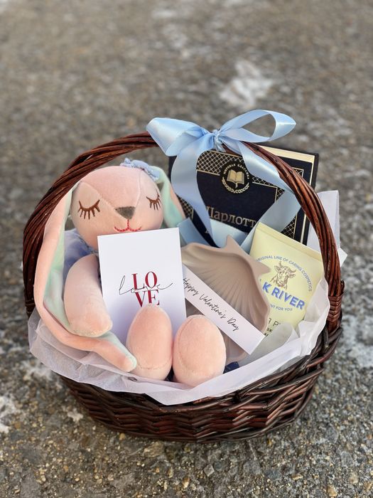 Бокс в корзине с книгой