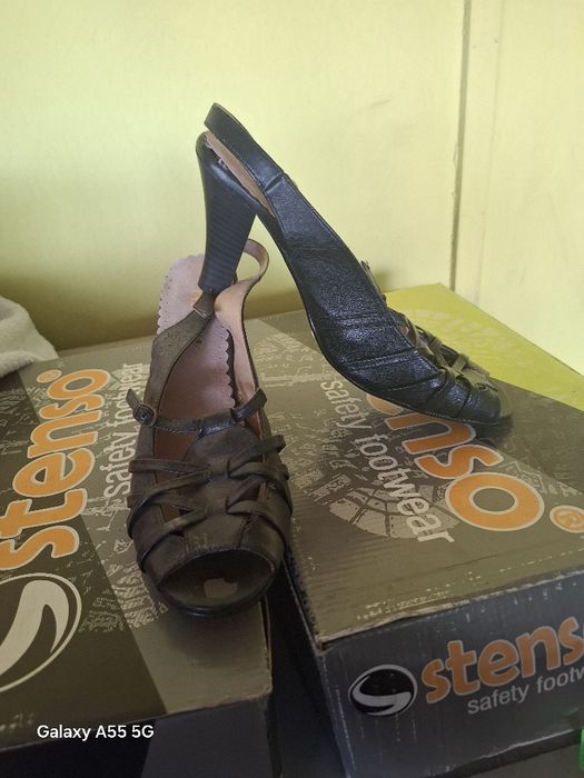 Обувки висок инисък ток