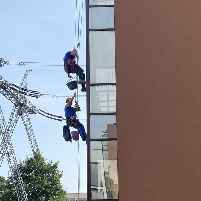 Spălare gemuri și suprafețe vitrate | Curățare suprafețe fațade