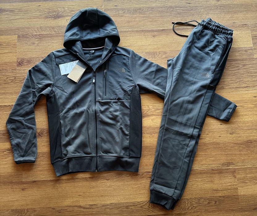 Мъжки,памучен,тъмно сив екип The North Face с качулка и ципове на джобовете