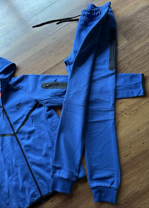 Мъжки,памучен екип Nike в тъмно синьо с активен заден джоб на долнищет