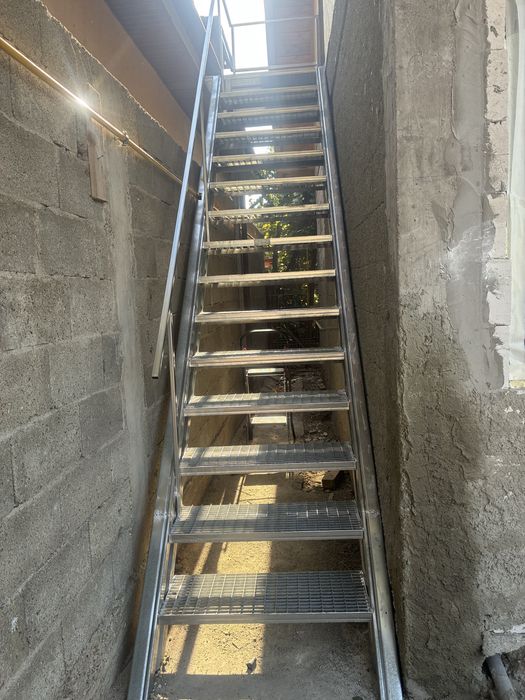 Scară metalică galvanizată, rezistentă, ideală pentru orice tip de acces. Oferim livrare la nivel național. Pentru detalii suplimentare, vă rugăm să