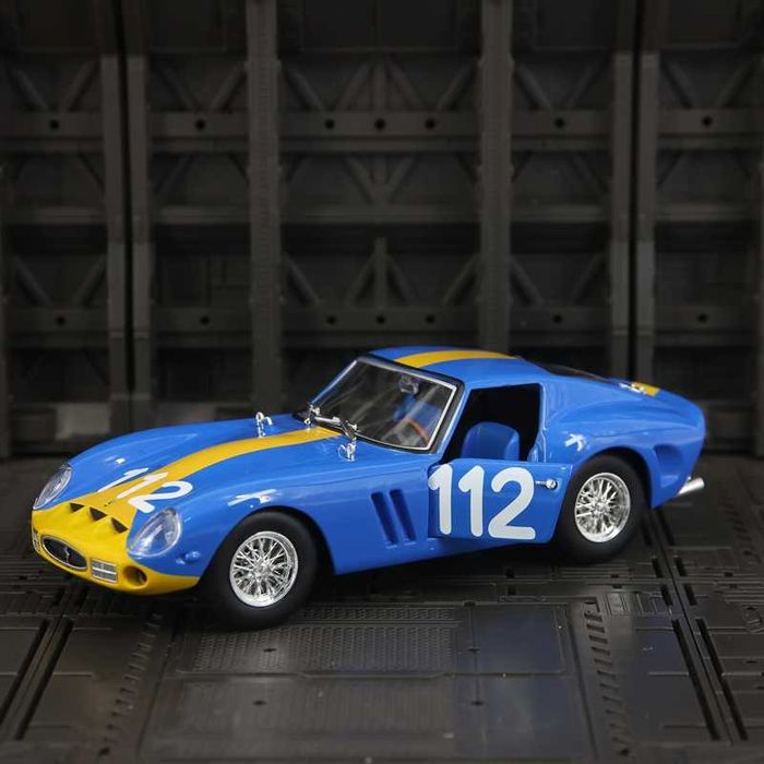 Bburago Ferrari Daytona SP3 1:18 signature series;Ferrari GTO 250 1:24