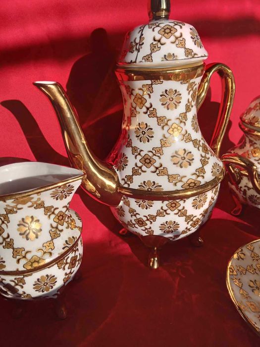Сервиз за кафе с много позлата