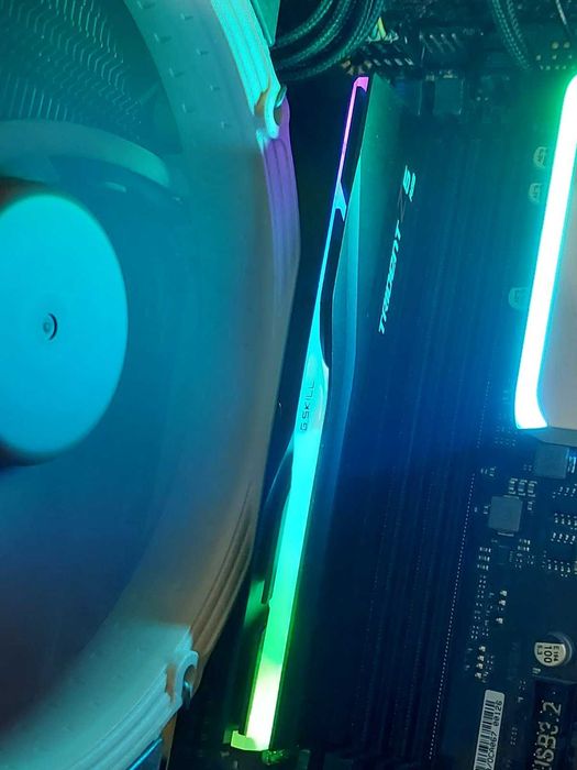 24GB DDR5 8000MT/s CL40 - G.Skill TridentZ RGB , част от кит 48GB