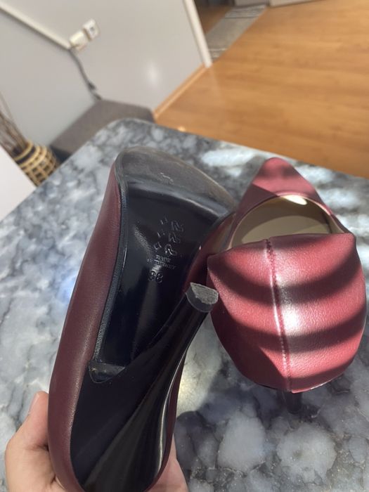 Обувки стилето .