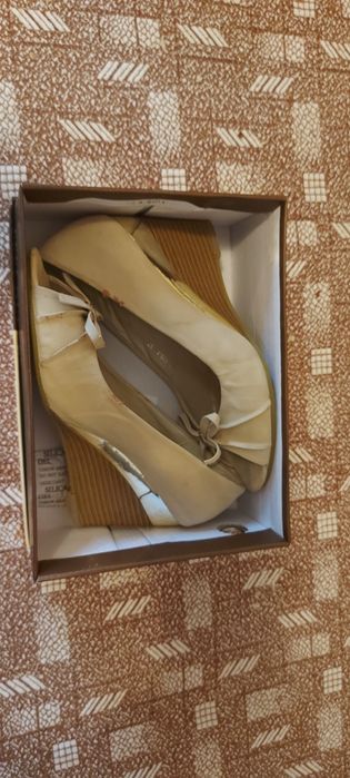 Pantofi albi marimea 37