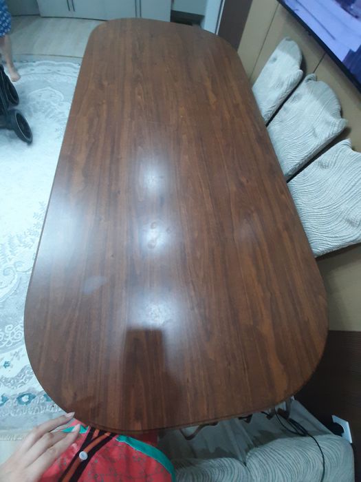 большой стол из дерева