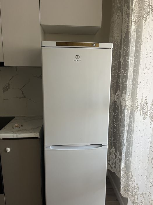 Холодильник Indesit