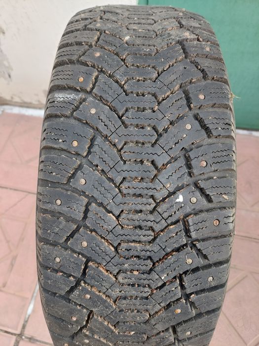 Продам шины шипованные.