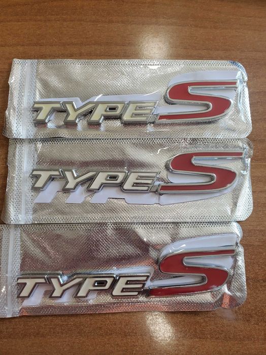 Емблеми Type R и Typer S  бели и черни