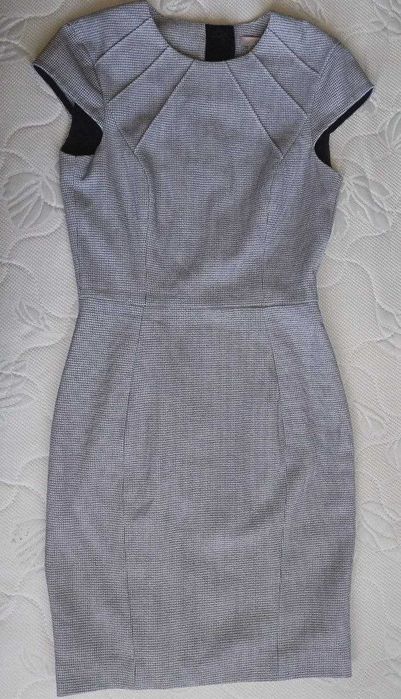 Платье узкое. Длина до колена